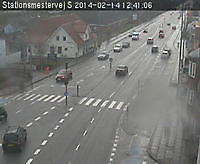 Krydset Hobrovej, rute 180 - Stationsmestervej. Det peger mod sydvest ned ad Hobrovej. Aalborg Denmark - Webcams Abroad live images